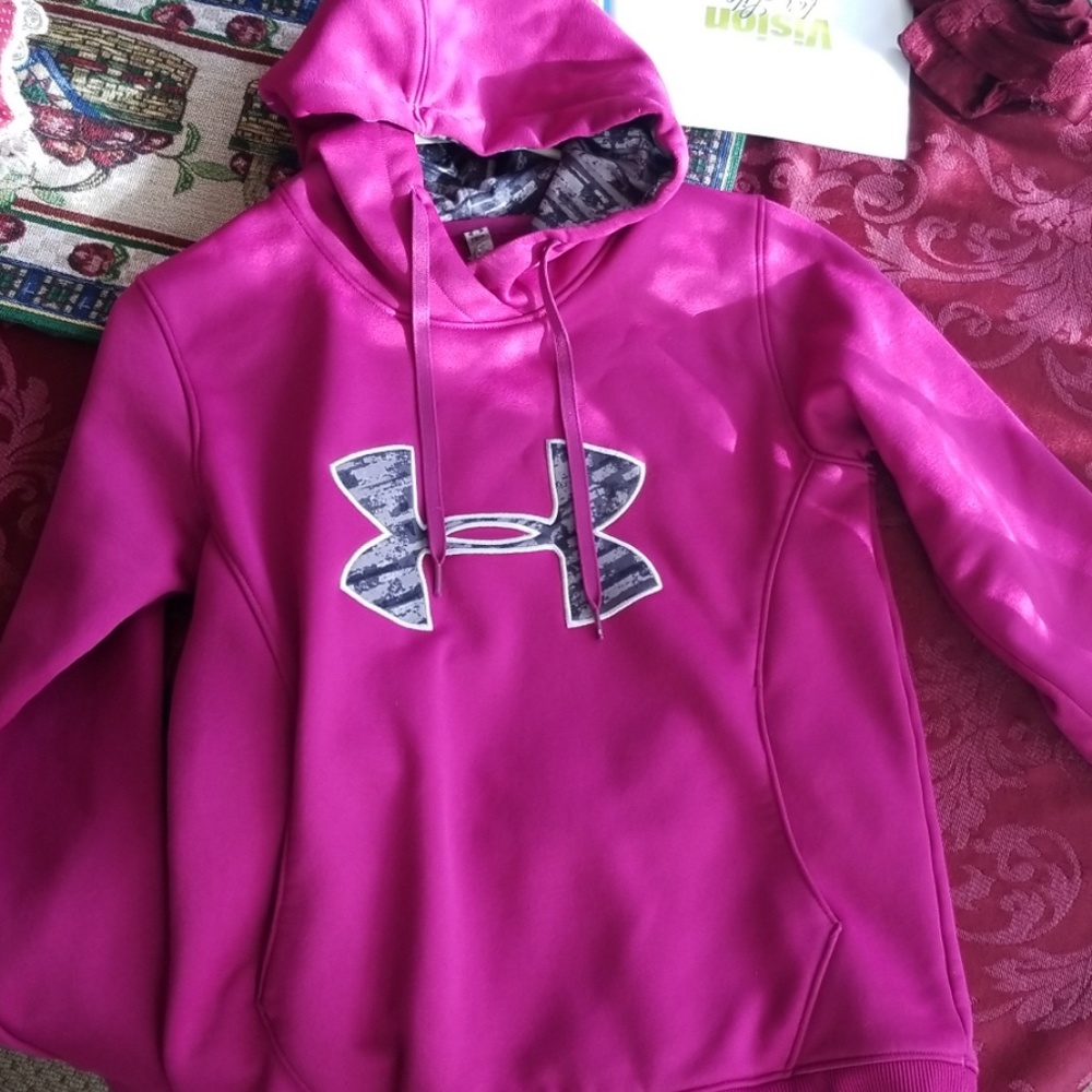 Under Armour hooded sweat shirt